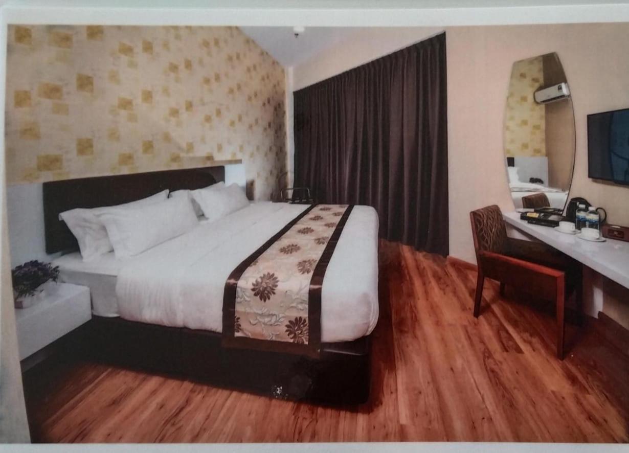 Hotel Holmes Johor Jaya Johor Bahru Buitenkant foto